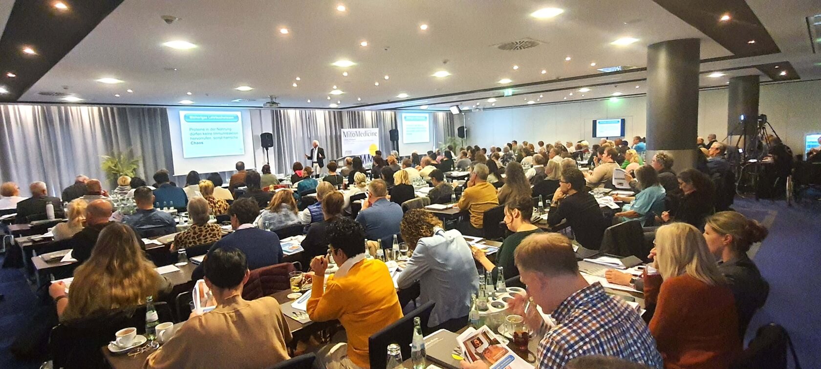 Klaus-Dietrich Runow bei seinem Vortrag im vollbesetzten Saal des Erfurter Dorint Hotels; Foto: IMMA